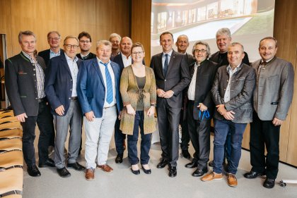 Am Bild zu sehen LR Jochen Danninger im Kreise der Ehrengäste